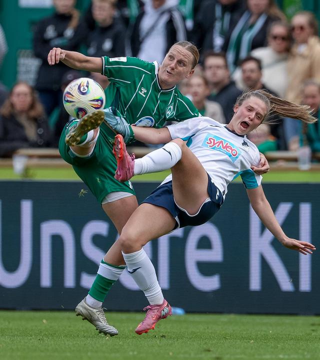 Lina Hausicke (Werder Bremen) und Valesca Ampoorter (TSG Hoffenheim) im Zweikampf.