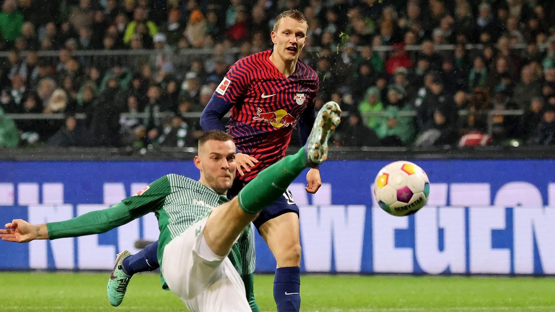 Bremens Stürmer Marvin Ducksch (Nr. 07) schießt während des Bundesligaspiels zwischen Werder Bremen und RB Leipzig am 19. Dezember 2023 in Bremen, Nordwestdeutschland. 