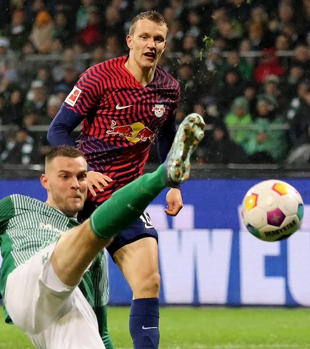 Bremens Stürmer Marvin Ducksch (Nr. 07) schießt während des Bundesligaspiels zwischen Werder Bremen und RB Leipzig am 19. Dezember 2023 in Bremen, Nordwestdeutschland. 