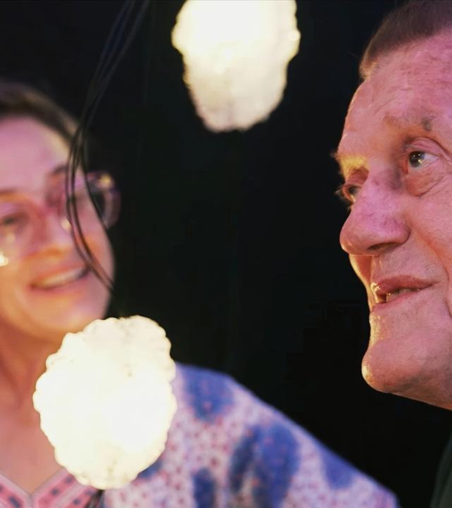 Werner Merzbacher (r.) mit Pipilotti Rist (l.) in deren Rauminstallation Pixelwald. Diesen hat er zusammen mit seiner Sammlung 2021 dem Kunsthaus Zürich übergeben.