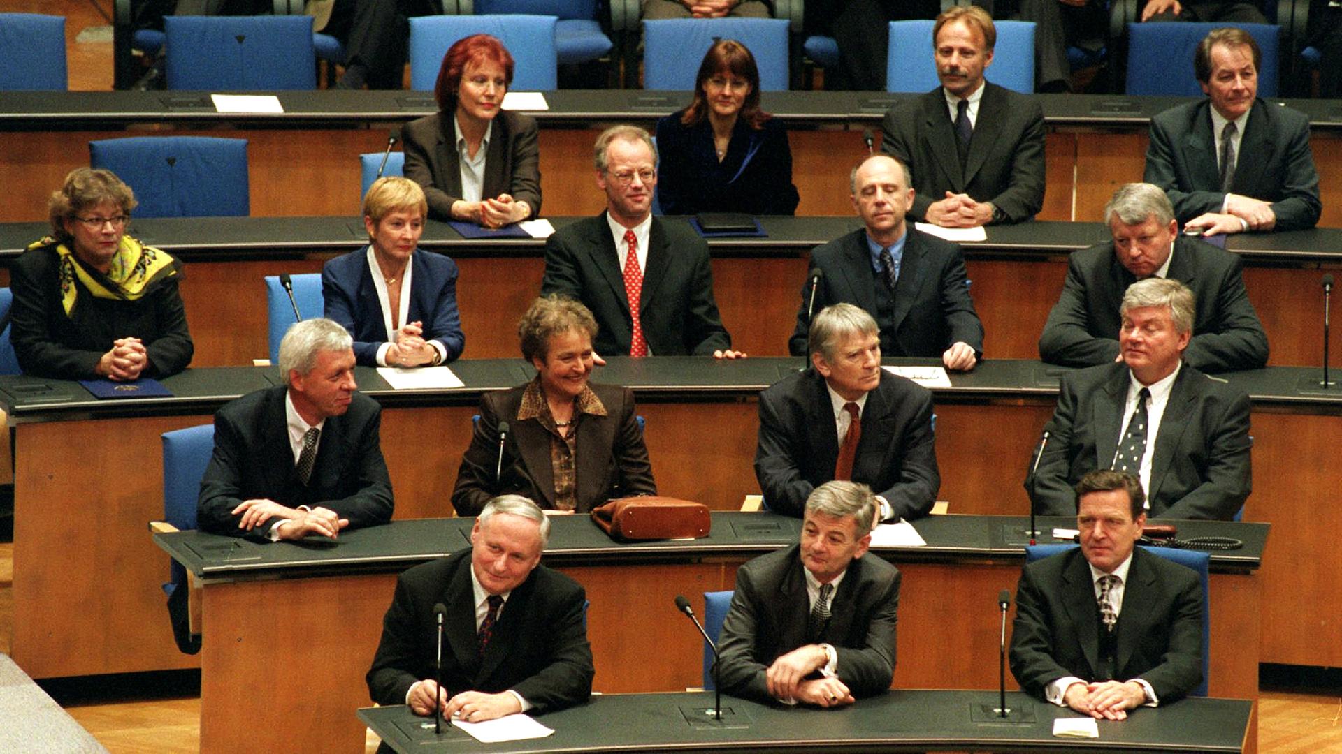 Mitglieder der neuen Bundesregierung (u.a. Werner Müller) sitzen am 27.10.1998 erstmal auf Ihren Plätzen im Deutschen Bundestag