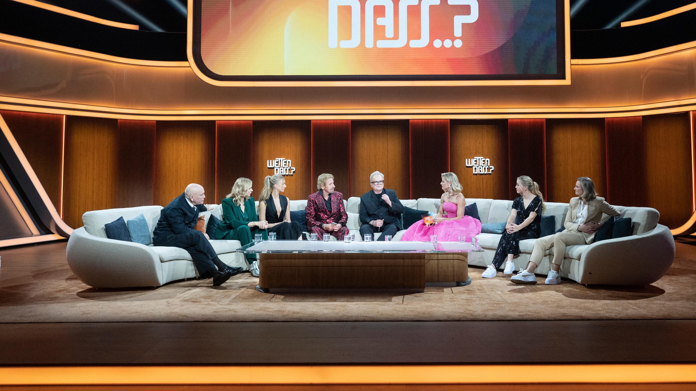 "Wetten, dass ..?" (19.11.2022): V.l.n.r.: John Malkovich, Veronica Ferres,  Lilly Krug, Thomas Gottschalk, Herbert Grönemeyer, Michelle Hunziker, Giulia Gwinn, Alexandra Popp