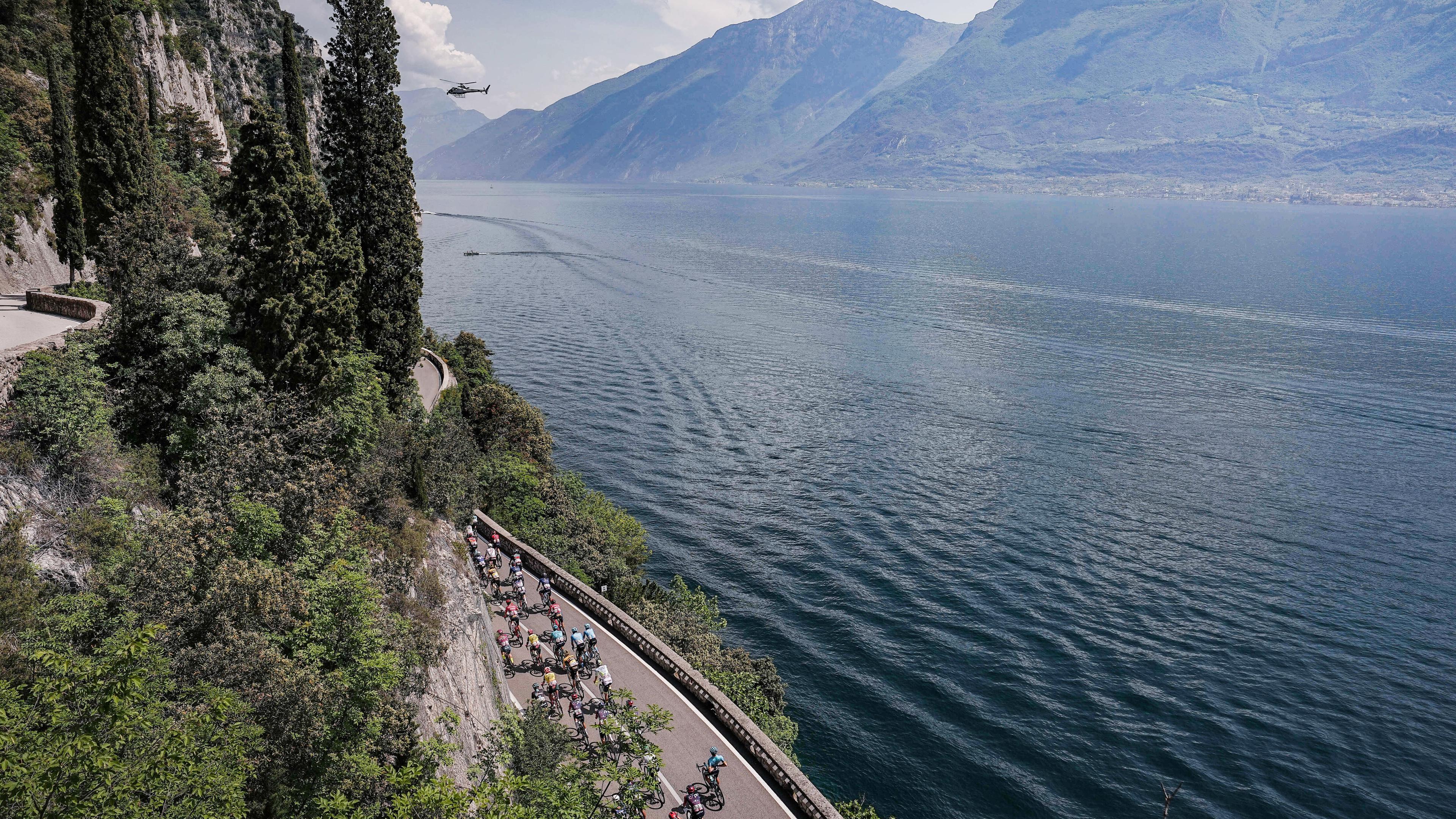 Radfahrer bei Radrennen bei der 16. Etappe des Giro d'Italia 2023 von Sabbio Chiese nach Monte Bondone, am Gardasee