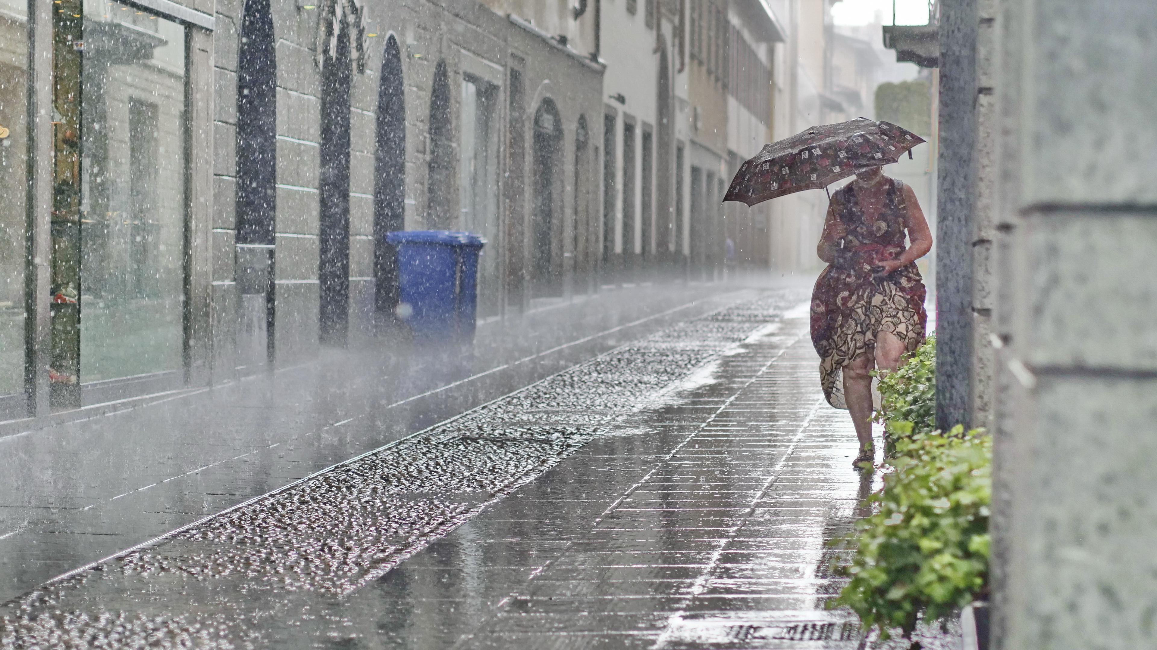 Frau läuft durch Regen