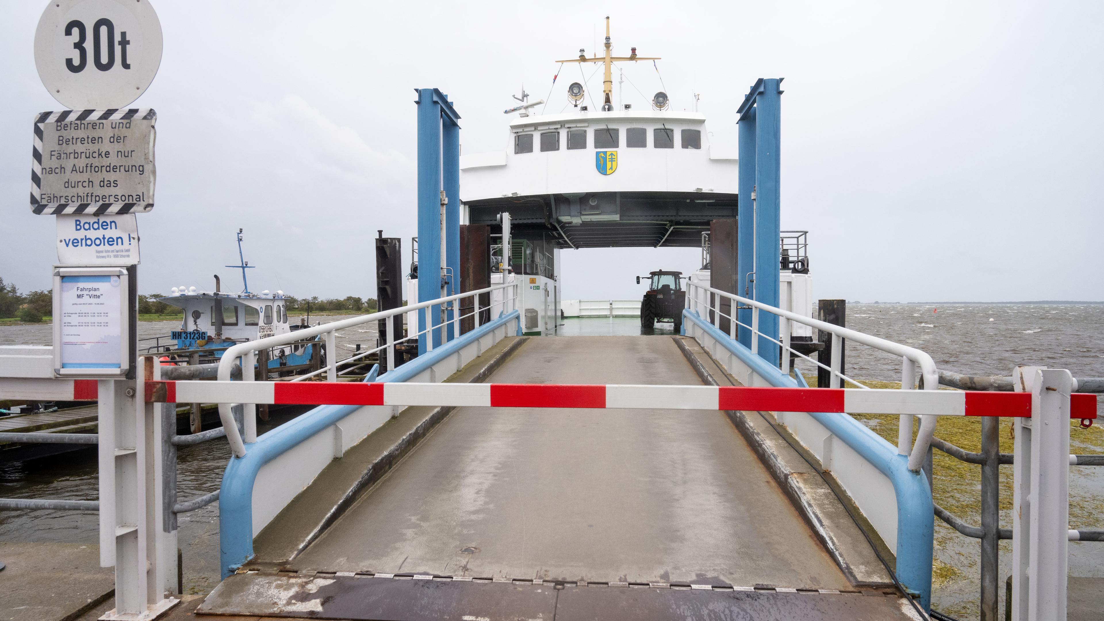 Mecklenburg-Vorpommern, Schaprode: Die Fähre ·Vitte· liegt im Hafen von Schaprode fest.