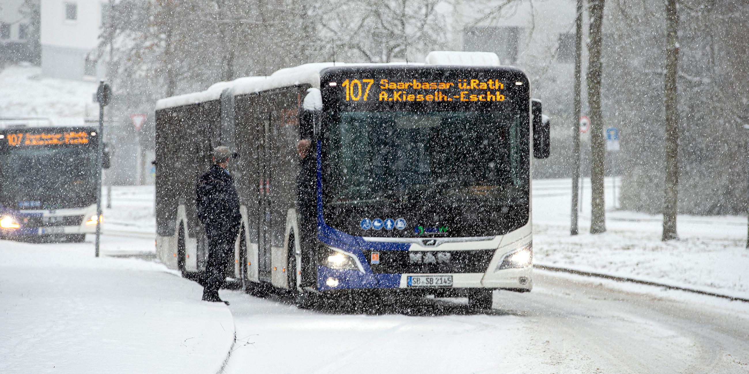 Busse kommen an der Höhenlage Eschberg im gleichnamigen Stadtteil wegen Schnee und Glätte nicht voran, aufgenommen am 15.01.2024in Saarbrücken