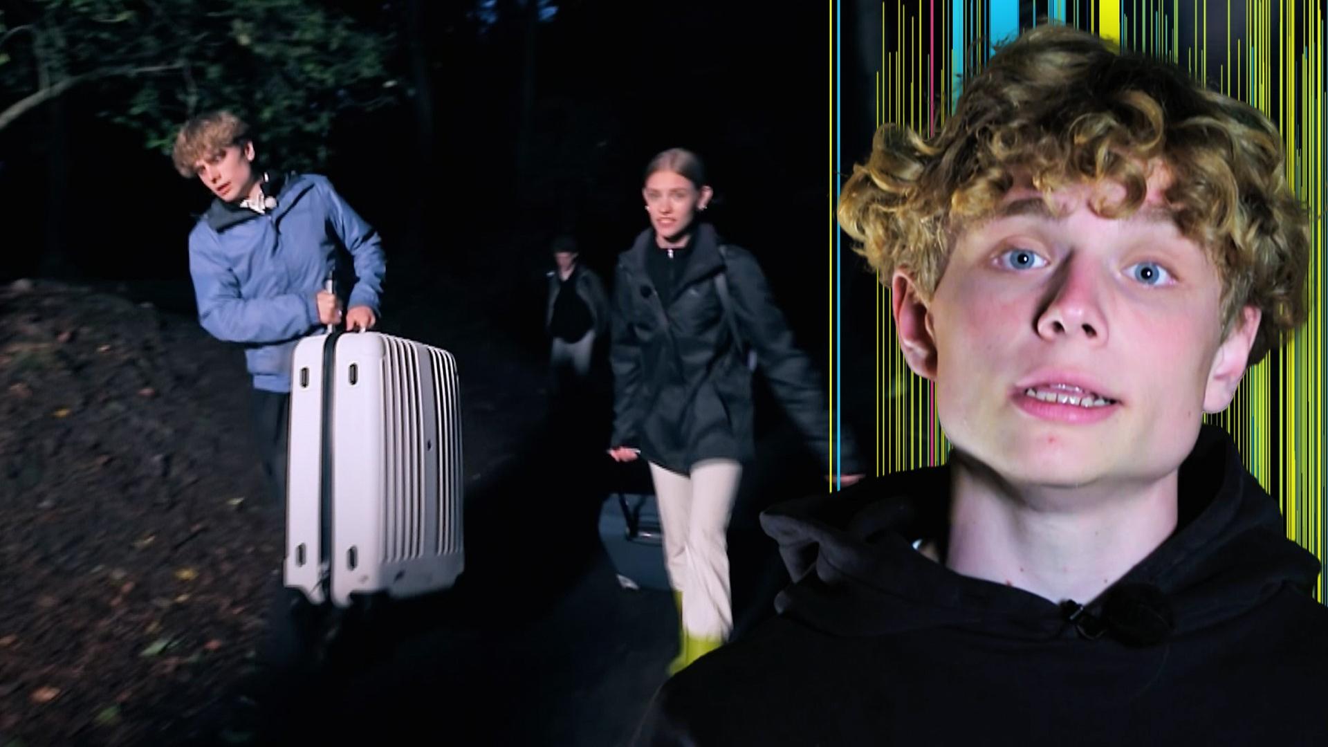 Abbruch - Julius und Toni flüchten mit ihrem Gepäck in der Dunkelheit aus dem Wald