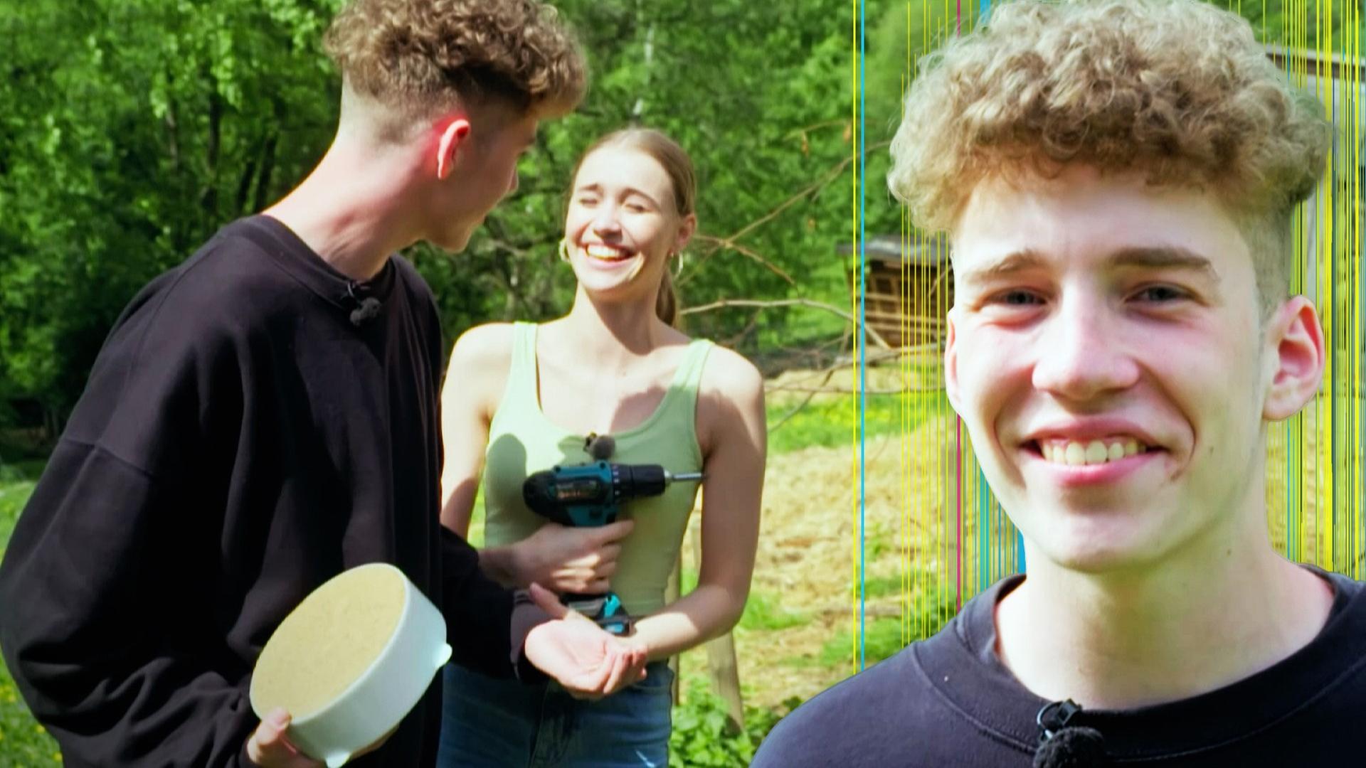 Toni und Jannis lachen zusammen