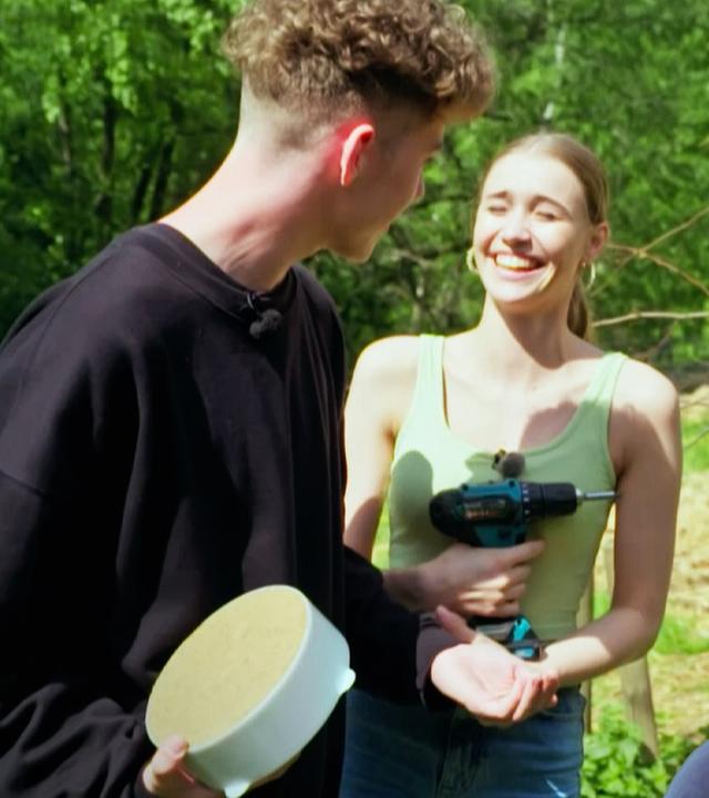 Toni und Jannis lachen zusammen
