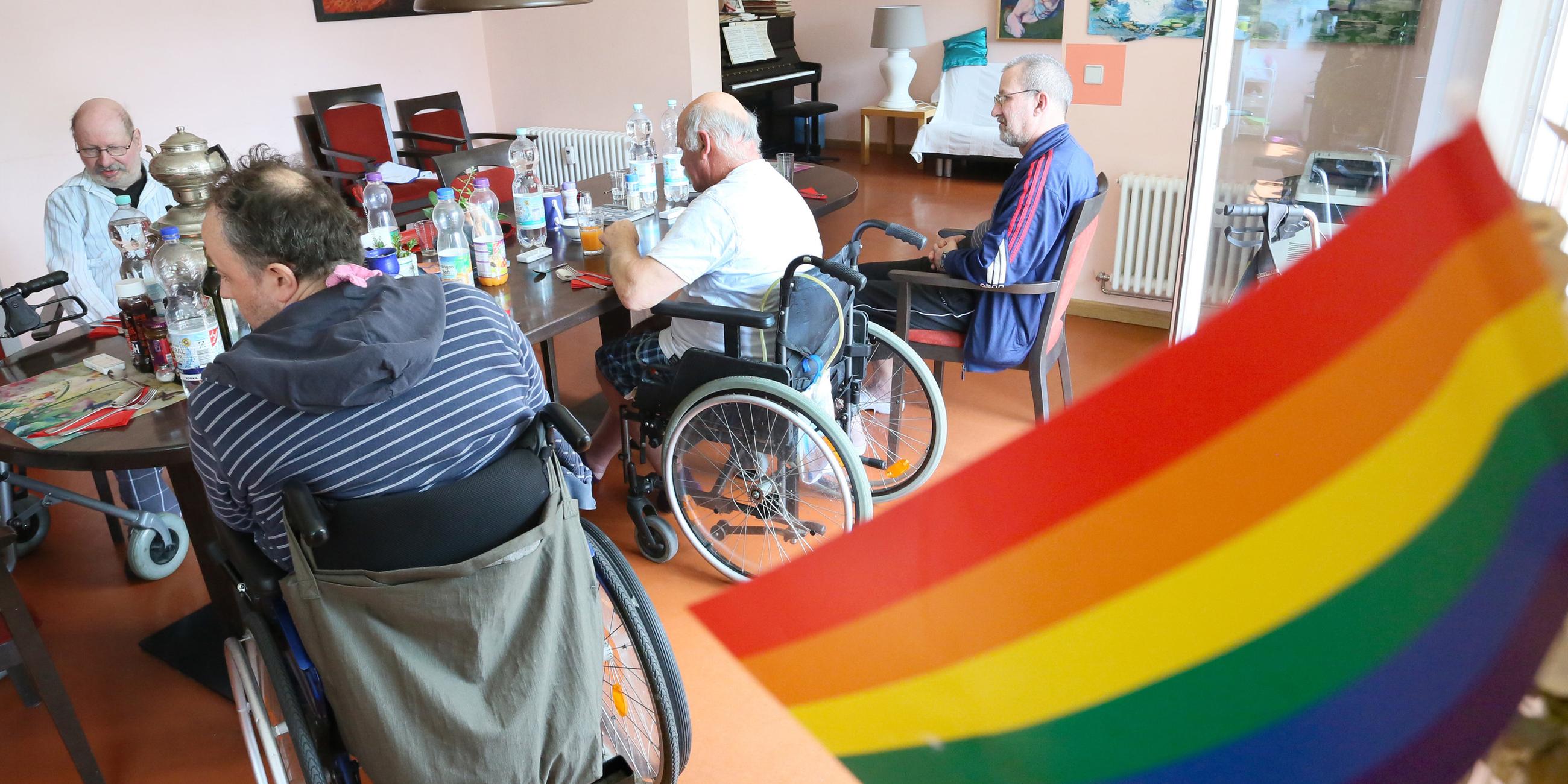 Berlin: Eine Regenbogen-Fahne schmückt den Gemeinschaftsraum der Wohngemeinschaft für homosexuelle Senioren. Archivbild