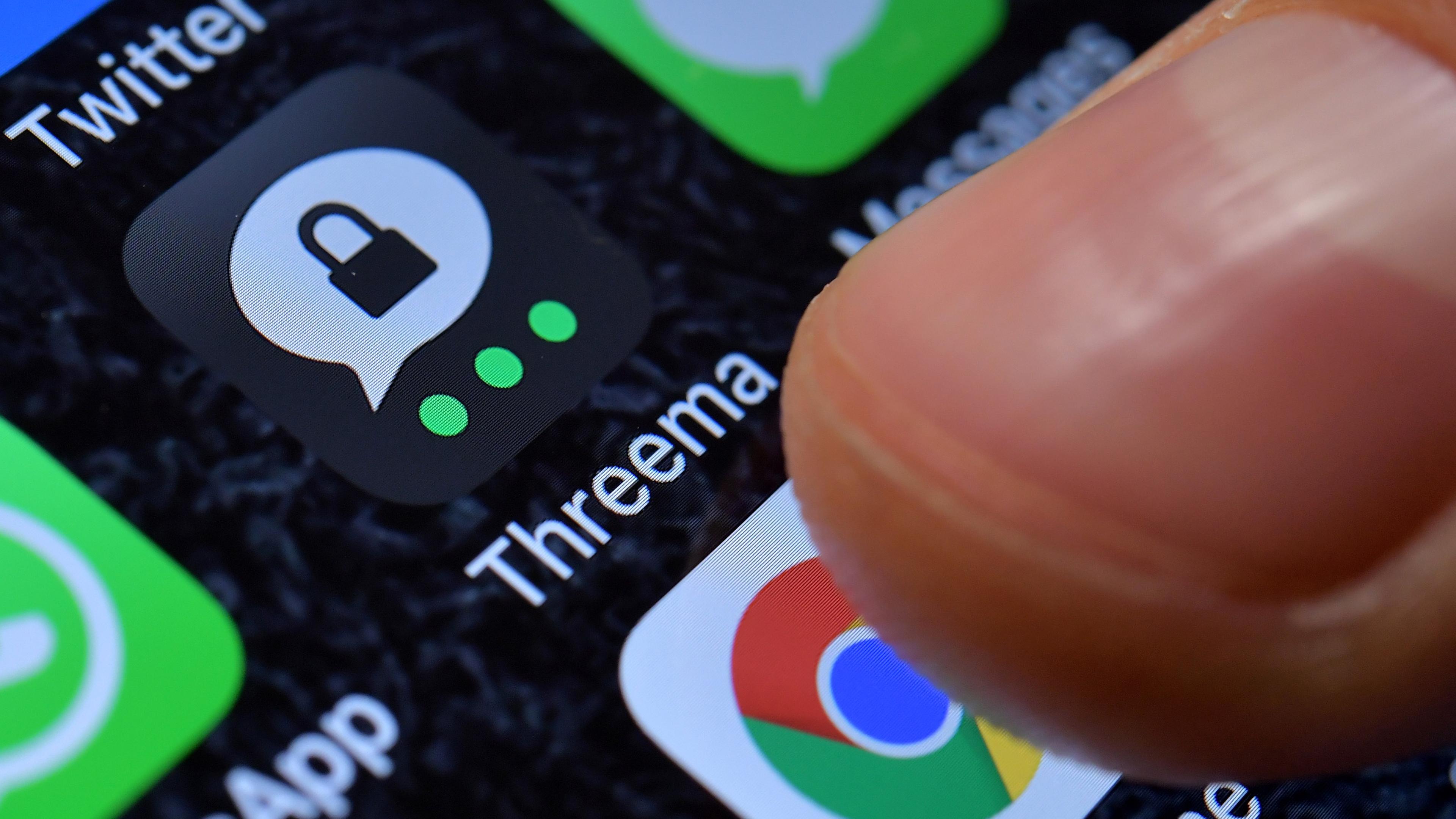 Die Threema-App ist auf einem Smartphone-Bildschirm neben der WhatsApp-App zu sehen.