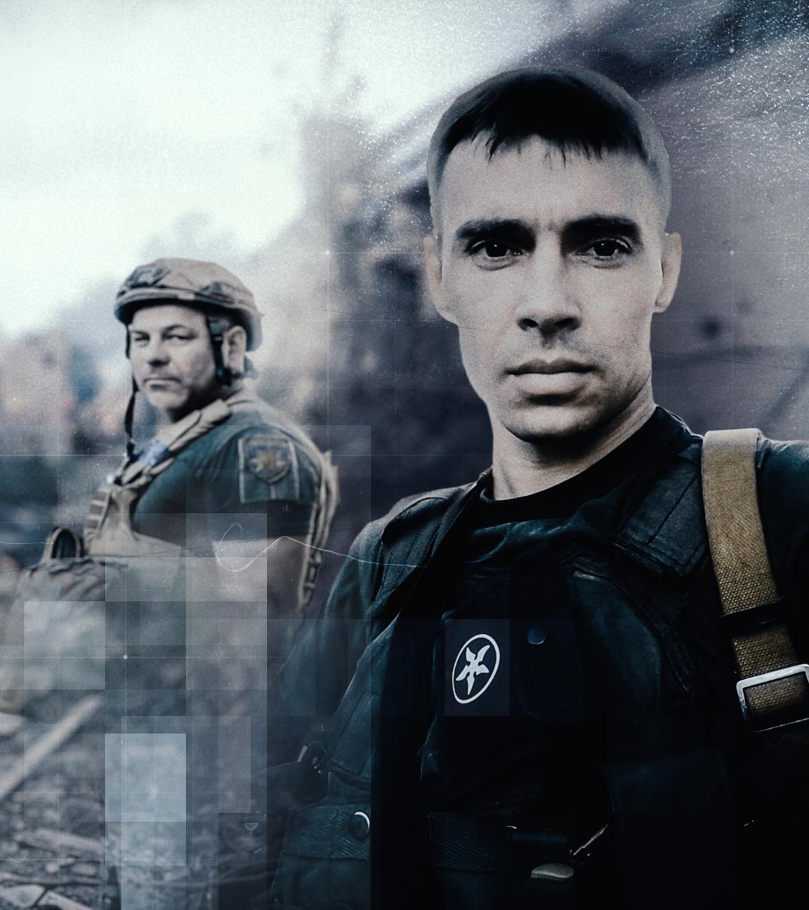 Collage: Ukrainischer Polizist Vasyl Pipa und Kollege Rustam vor brennender Hausruine im Hintergrund
