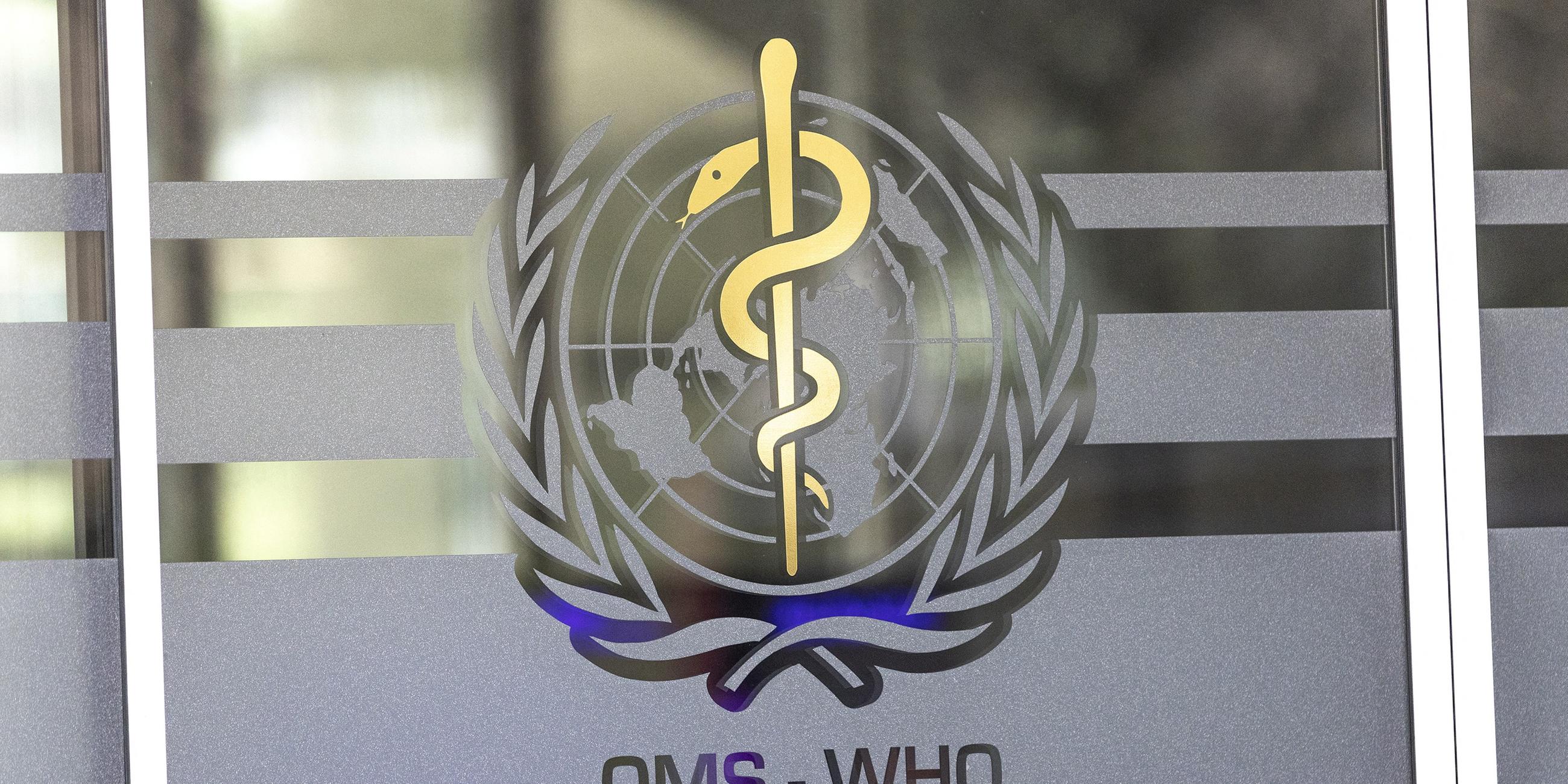 WHO-Logo an der Tür zum Hauptsitz in Genf