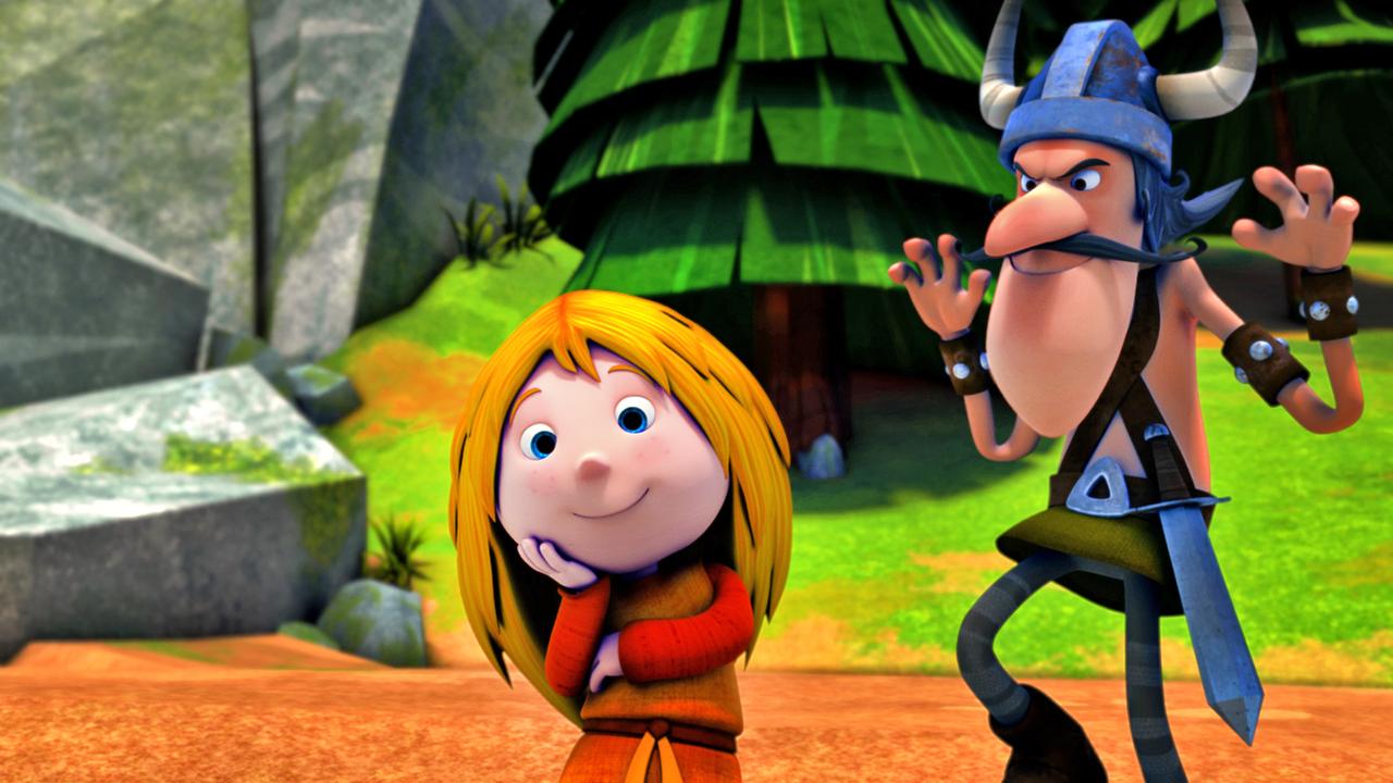 Ylvi sitzt in der Mitte des Bildes und schaut freundlich. Ein Pirat schleicht sich von hinten (rechts im Bild) an Ylvi an.