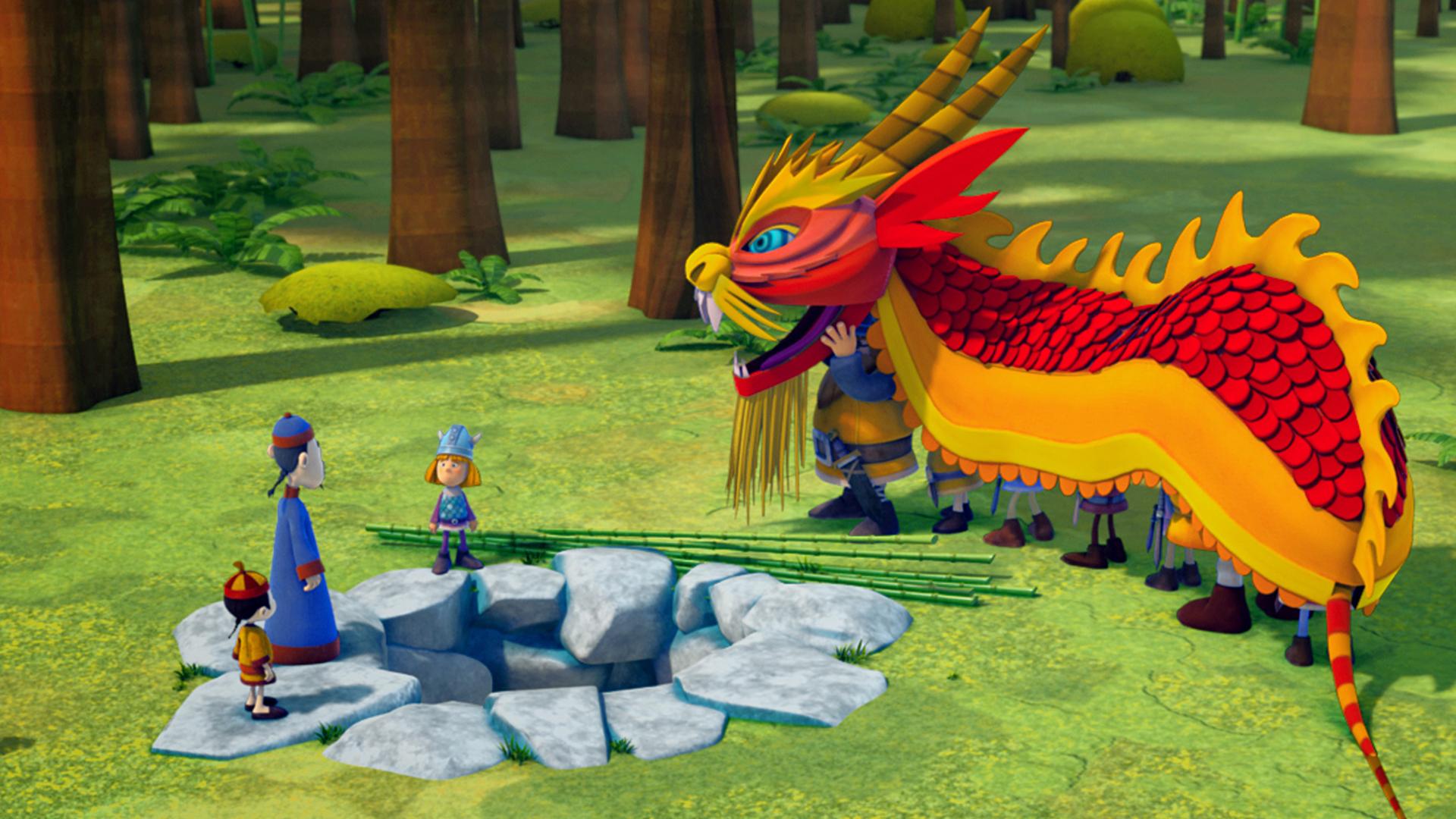 Die Wikinger haben sich als Drache verkleidet, um Ming und Qi zu helfen. Die beiden stehen links neben Wickie und sehen zum Drachenkostüm.