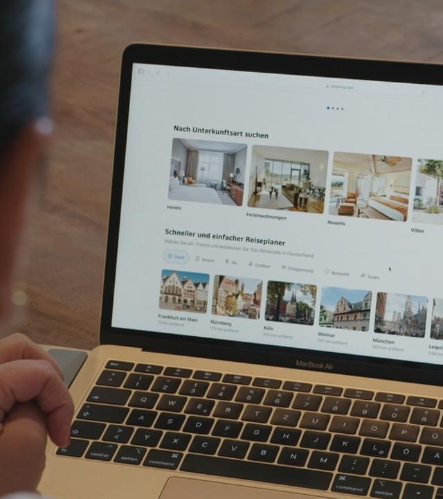 Jemand schaut sich eine Website den Laptop an.