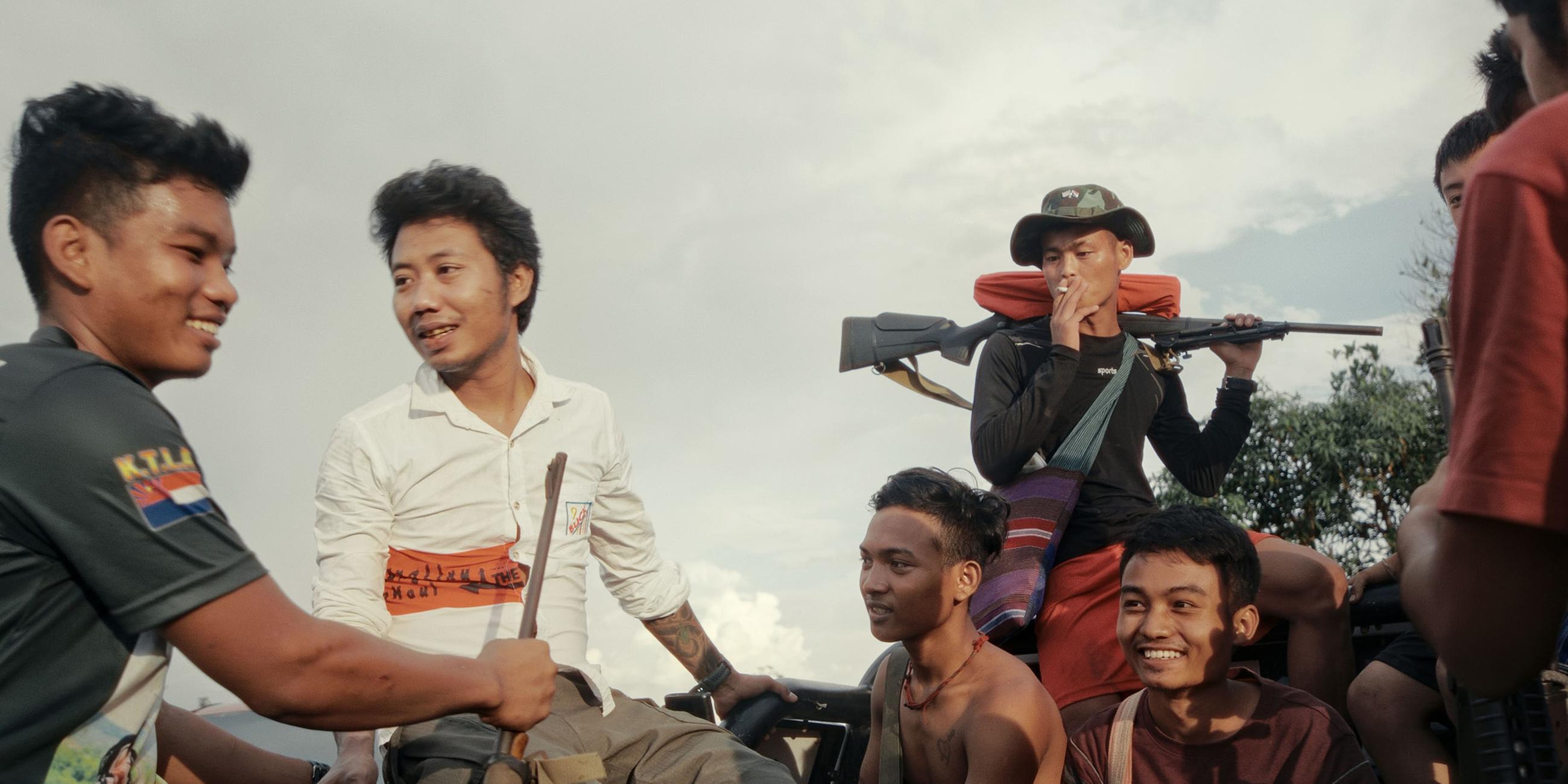 Widerstandskämpfer auf einem Stützpunkt im Dschungel Myanmars. Karen-Staat, 2022.