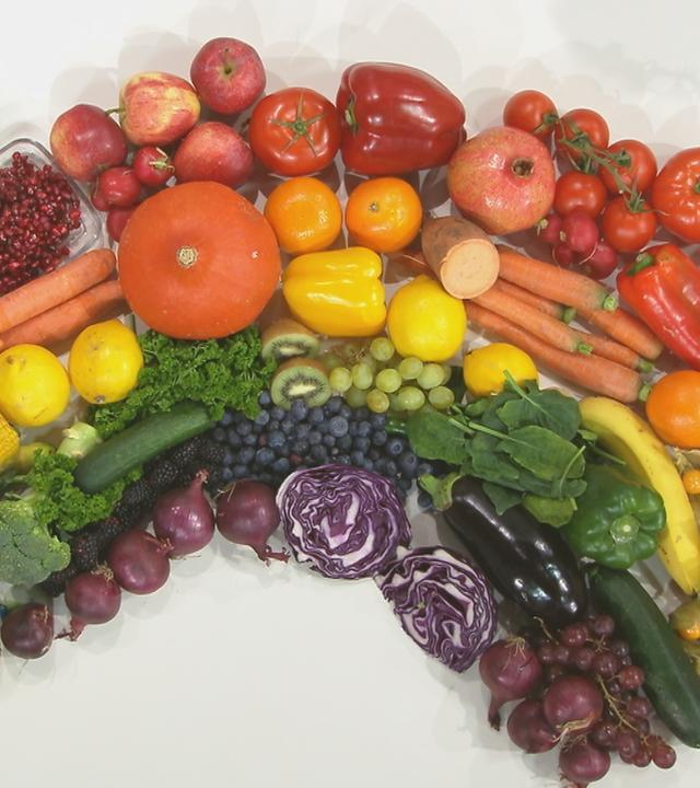 Ein bunter Gemüse- und Obstteller.