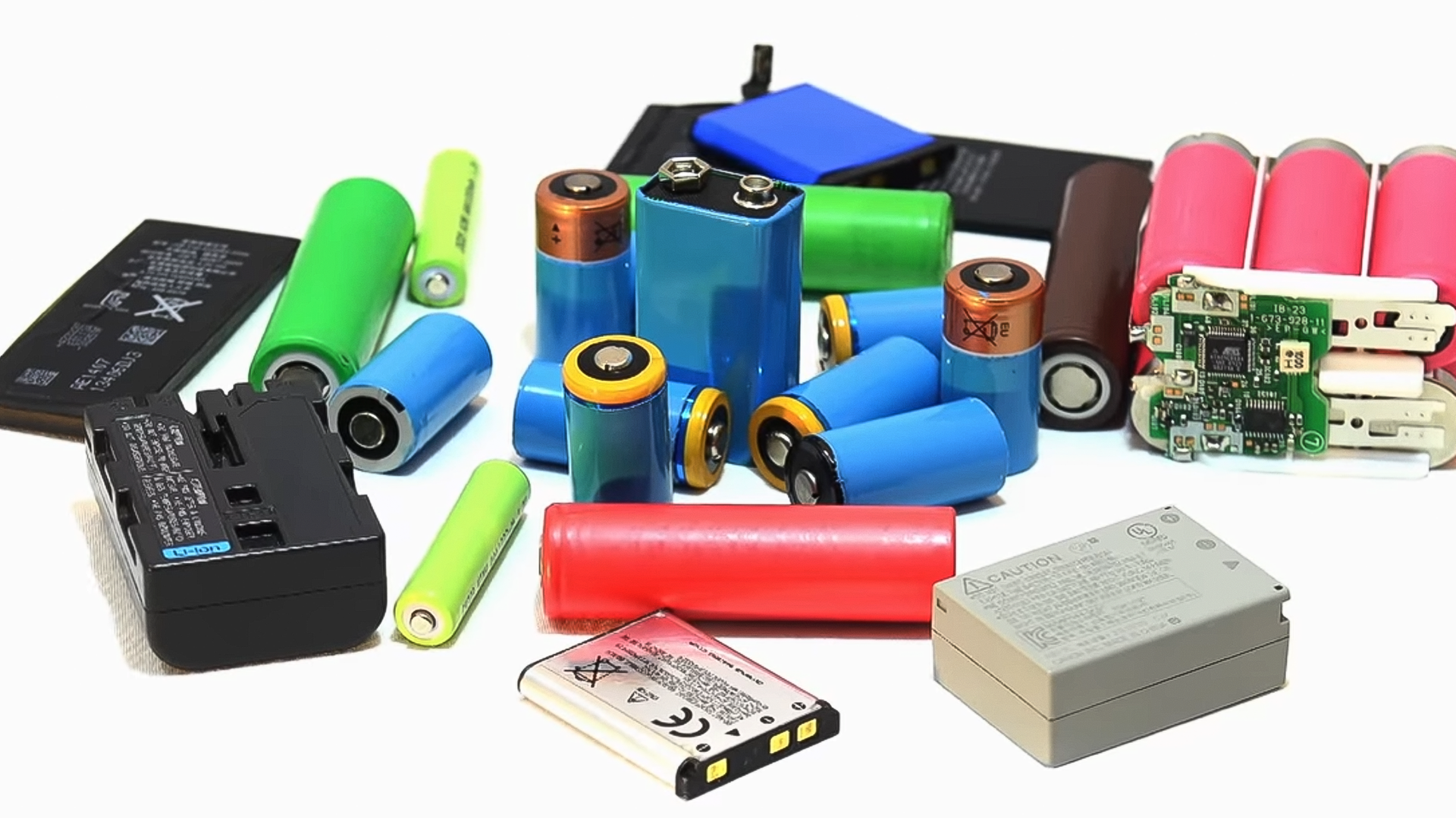 Es sind viele Batterien in unterschiedlichen Formen und Farben zu sehen.