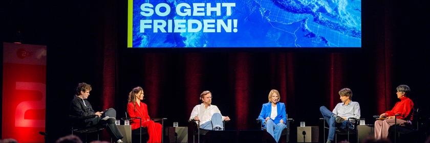 Podiumsdiskussion zur Doku "So geht Frieden" im Schlachthof Wiesbaden mit Christian Hoch, Nina Poppel, Carl Gierstorfer, Katrin Eigendorf, Jonas Wolff, Shakuntala Banerjee von links: Christian Hoch, Nina Poppel, Carl Gierstorfer, Katrin Eigendorf, Jonas Wolff, Shakuntala Banerjee