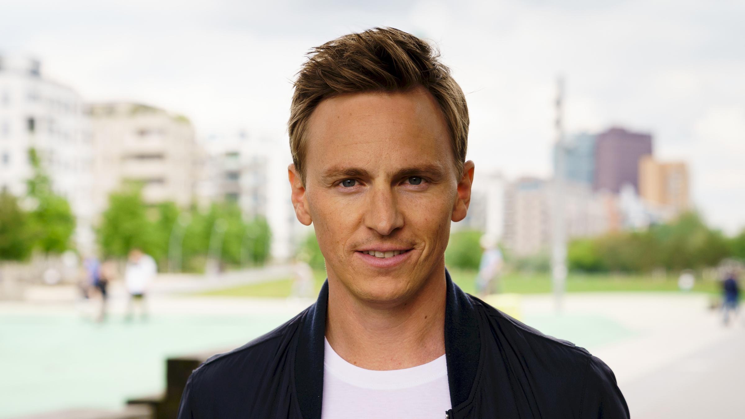 ZDF-Reporter Jochen Breyer in Großaufnahme.