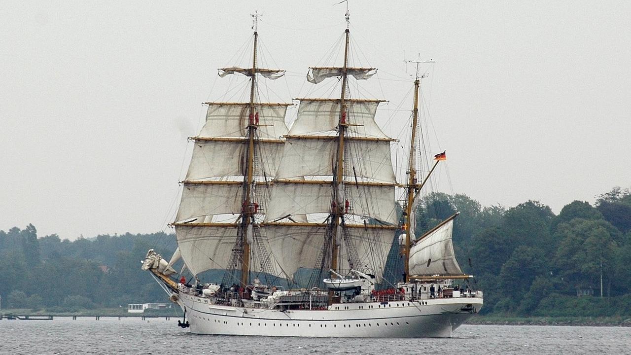 Schiff mit offenen Segeln