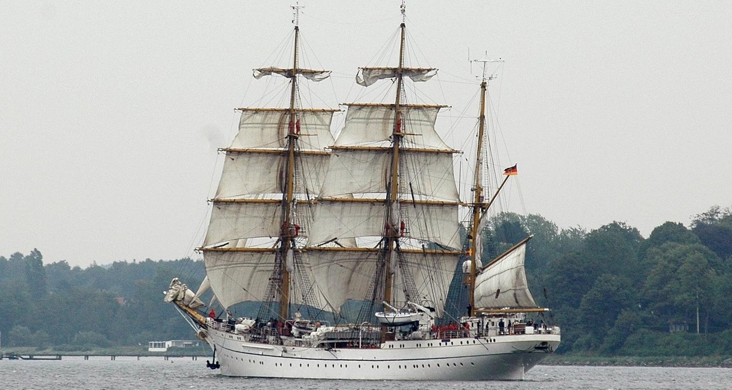 Schiff mit offenen Segeln