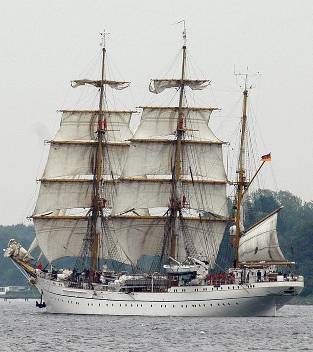 Schiff mit offenen Segeln
