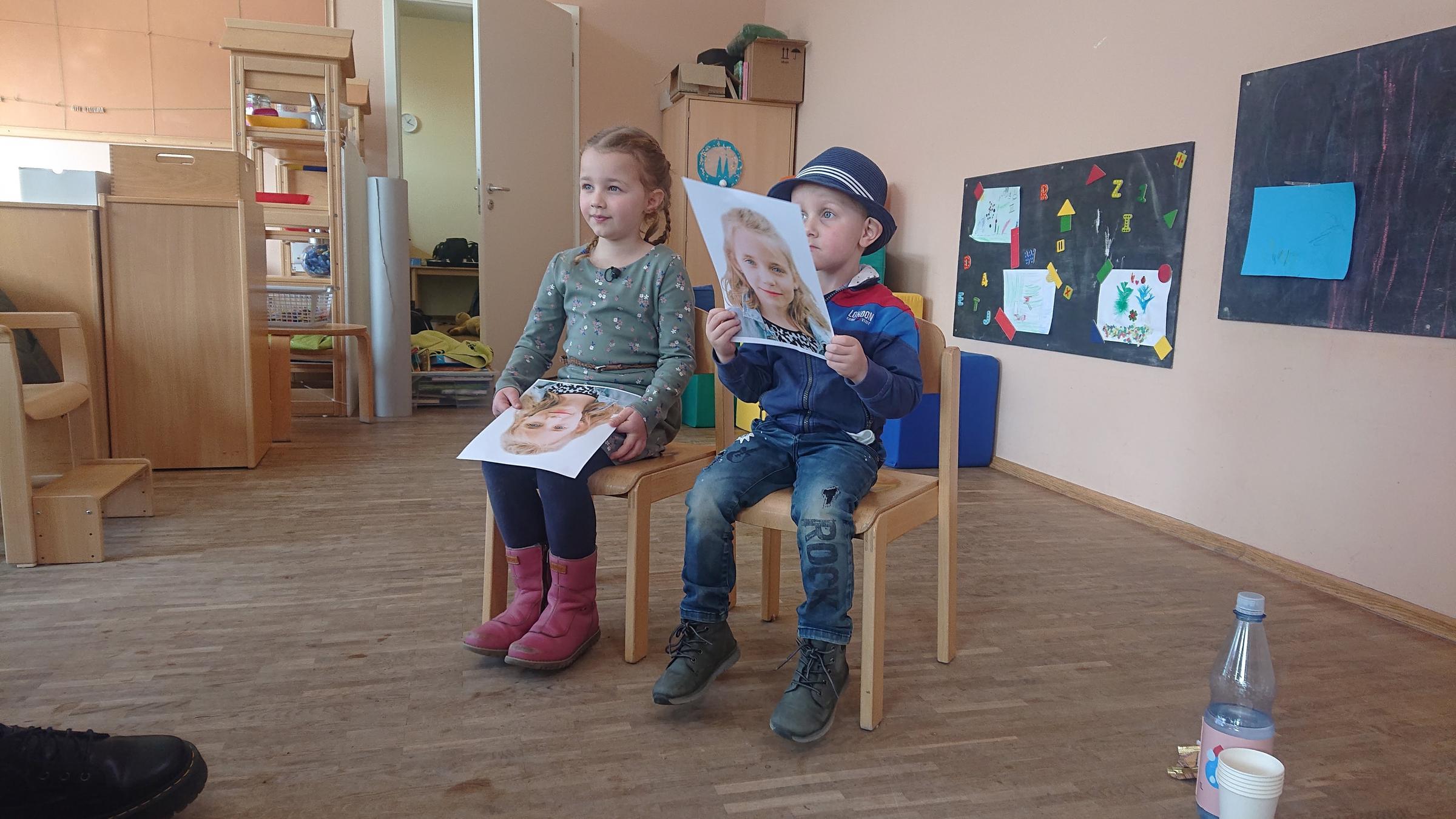 "Wie sexistisch ist Deutschland? - Frauenbild, Klischee und #metoo": Ein Mädchen und ein Junge im Interview. Beide halten ein Bild von einem Mädchen in der Hand.