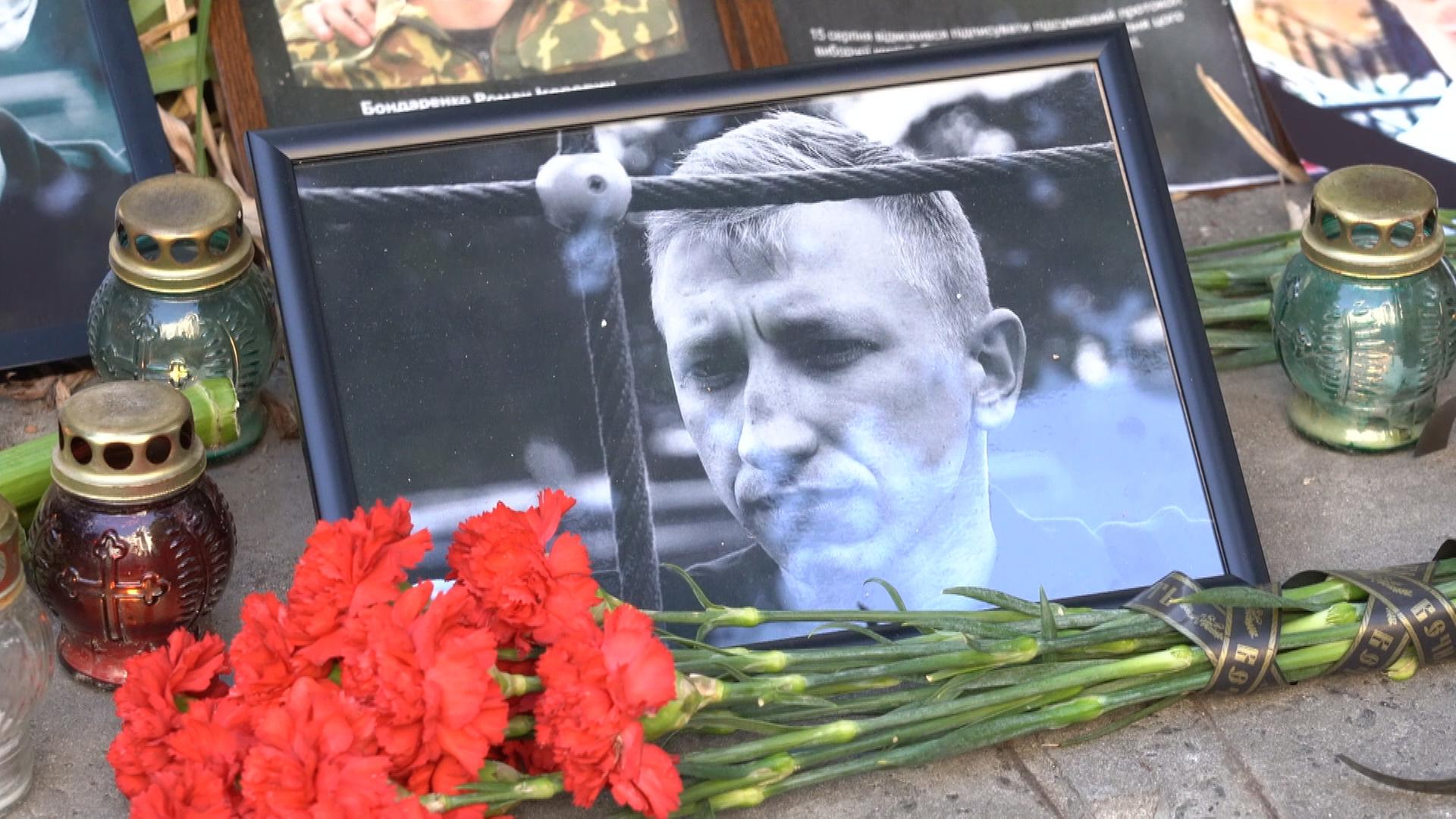 Kerzen und Blumen an Gedenkstätte für belarussischen Aktivist Witali Schischow