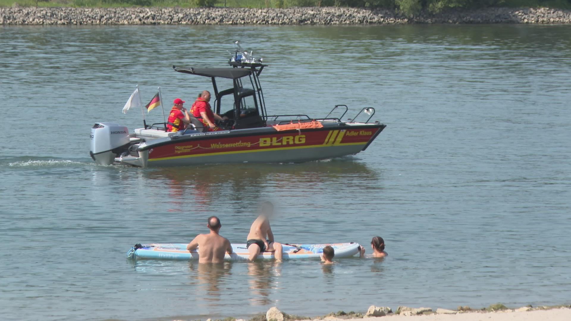 Menschen baden zur Abkühlung im Fluss