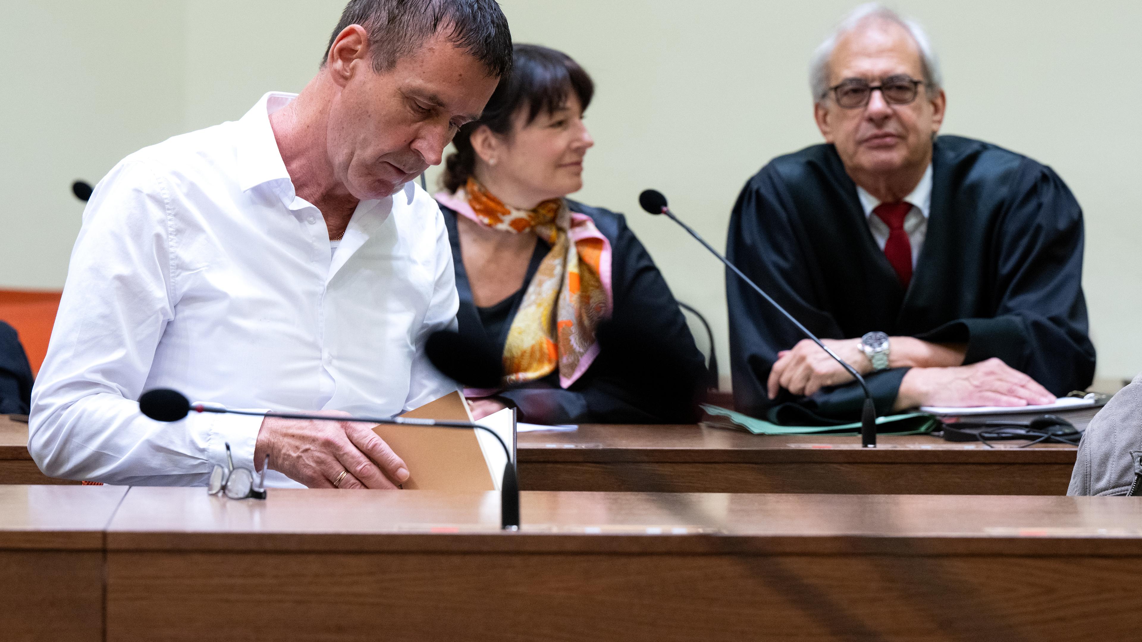 Bayern, München: Manfred Genditzki (l) sitzt vor Prozessbeginn im Wiederaufnahmeverfahren um den sogenannten Badewannen-Mordfall zusammen mit seinen Anwälten Regina Rick (M) und Klaus Wittmann im Gerichtssaal.