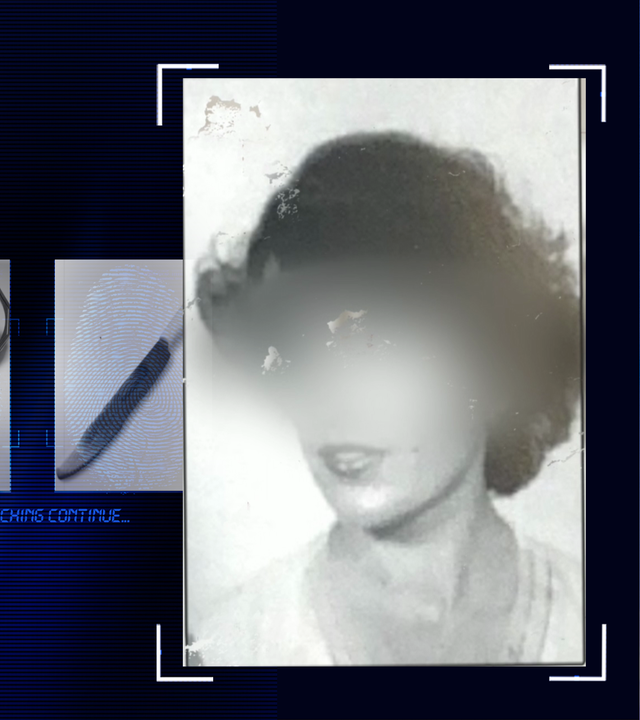 Schwarzweißportraitfoto einer jungen Frau mit gelockten schwarzen kurzen Haaren. Der Bildhintergrund ist weiß, sie trägt ein helles Oberteil. Links daneben: Lichtschematische Darstellung eines Fingerabdrucks.