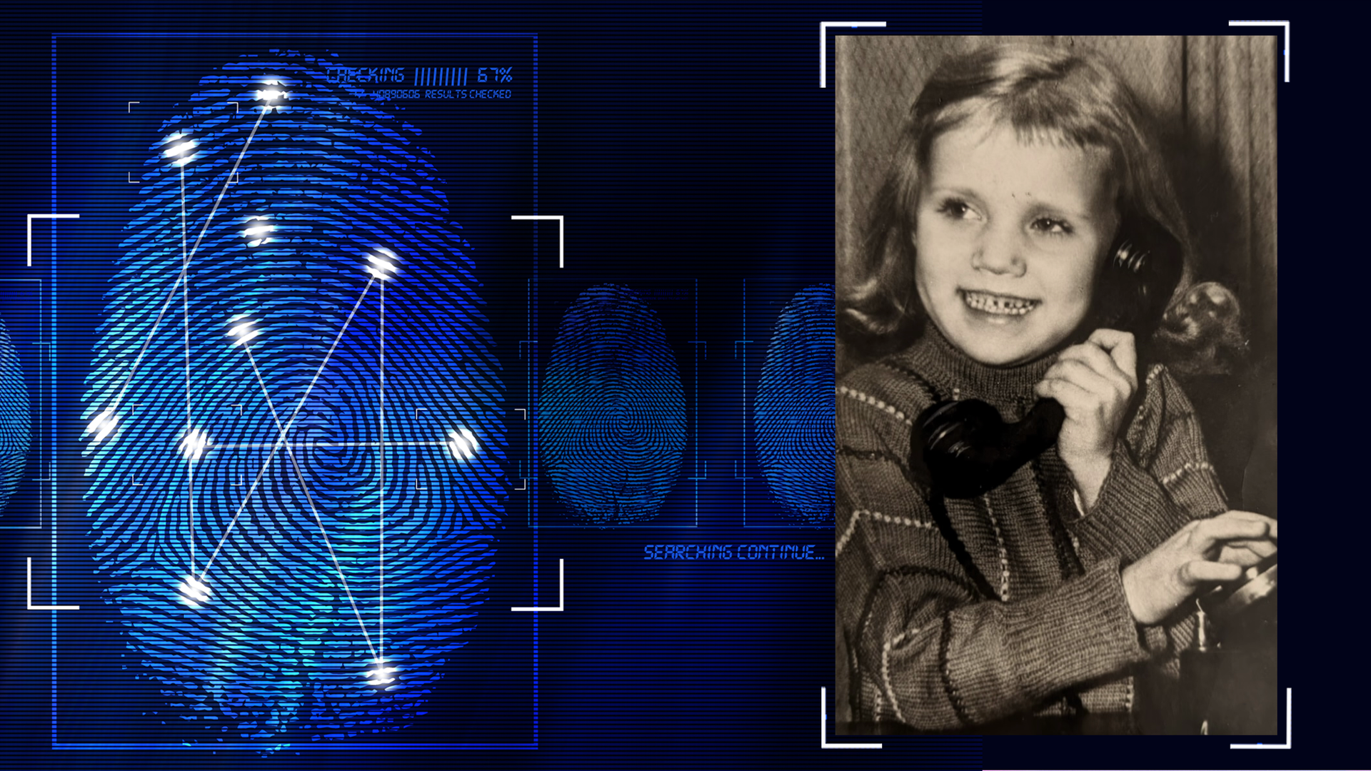 Schwarzweißfoto von einem 10-jährigen Mädchen. Es lächelt an der Kamera vorbei. In der linken Hand hält es einen Telefonhörer. Mit der rechten Hand bedient es die Wählscheibe. Im Hintergrund ein Vorhang aus den 1960er Jahren (Zeit, aus der das Foto stammt). Links daneben: Lichtschematische Darstellung eines Fingerabdrucks.