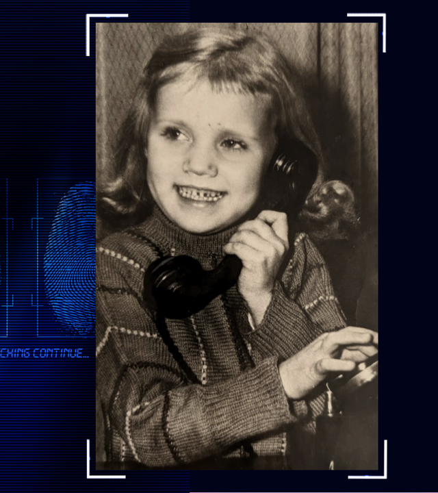 Schwarzweißfoto von einem 10-jährigen Mädchen. Es lächelt an der Kamera vorbei. In der linken Hand hält es einen Telefonhörer. Mit der rechten Hand bedient es die Wählscheibe. Im Hintergrund ein Vorhang aus den 1960er Jahren (Zeit, aus der das Foto stammt). Links daneben: Lichtschematische Darstellung eines Fingerabdrucks.