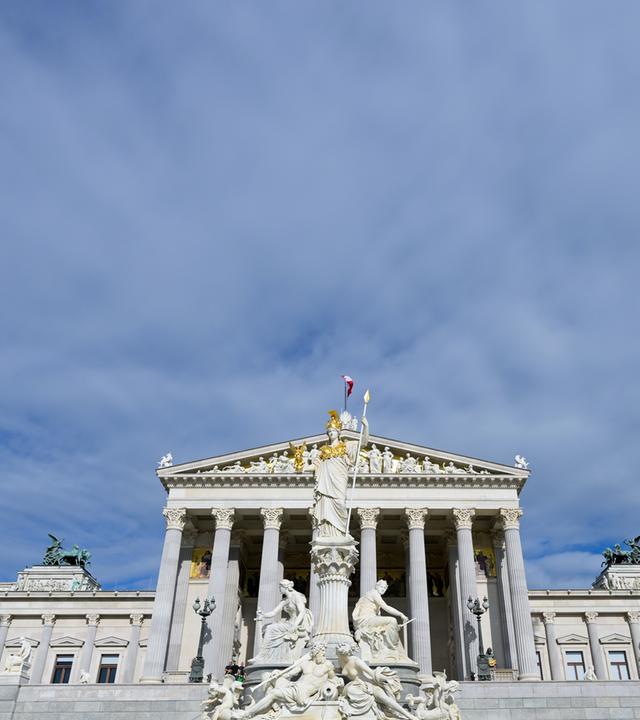 Österreichische Fahnen vor dem Parlamentsgebäude in Wien