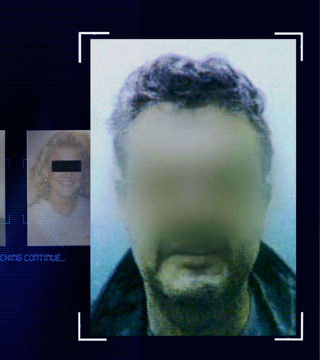 Portraitfoto eines Mannes, ca. 45 Jahre alt, Schnurrbart. Krauses schwarzes Haar, das Gesicht wurde im Bild technisch verfremdet. Links daneben: Lichtschematische Darstellung eines Fingerabdrucks.
