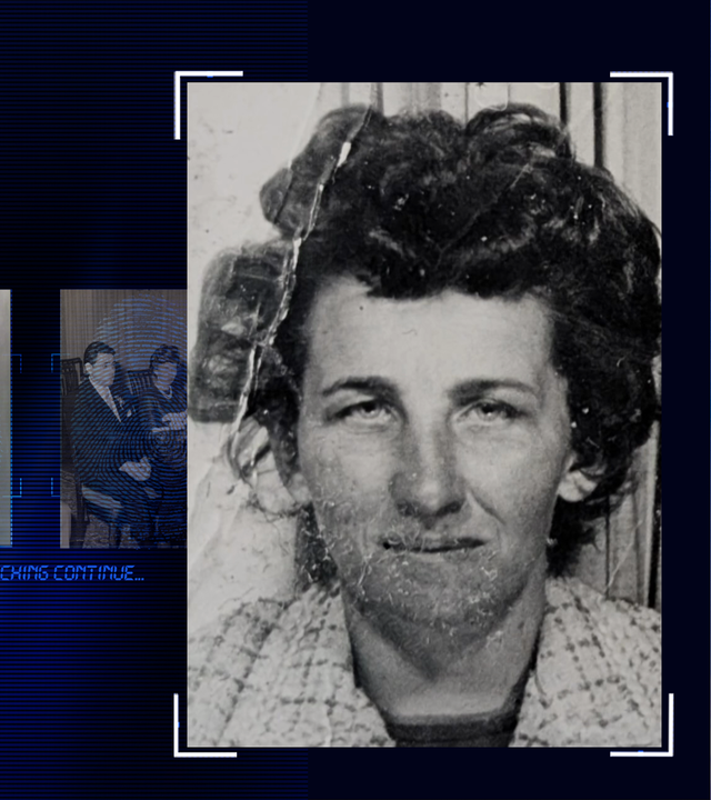 Schwarzweißes Portraitfoto einer Frau mit kurzen dunklen Haaren. Sie lächelt. Im Anschnitt ist ein kariertes Oberteil zu erkennen. Das Bild wirkt alt und abgenutzt. Links daneben: Lichtschematische Darstellung eines Fingerabdrucks.