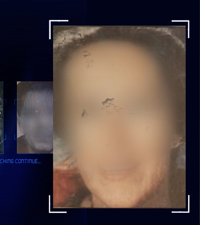 Portraitfoto einer Frau. Das Gesicht wurde technisch verfremdet im Bild. Links daneben: Lichtschematische Darstellung eines Fingerabdrucks.