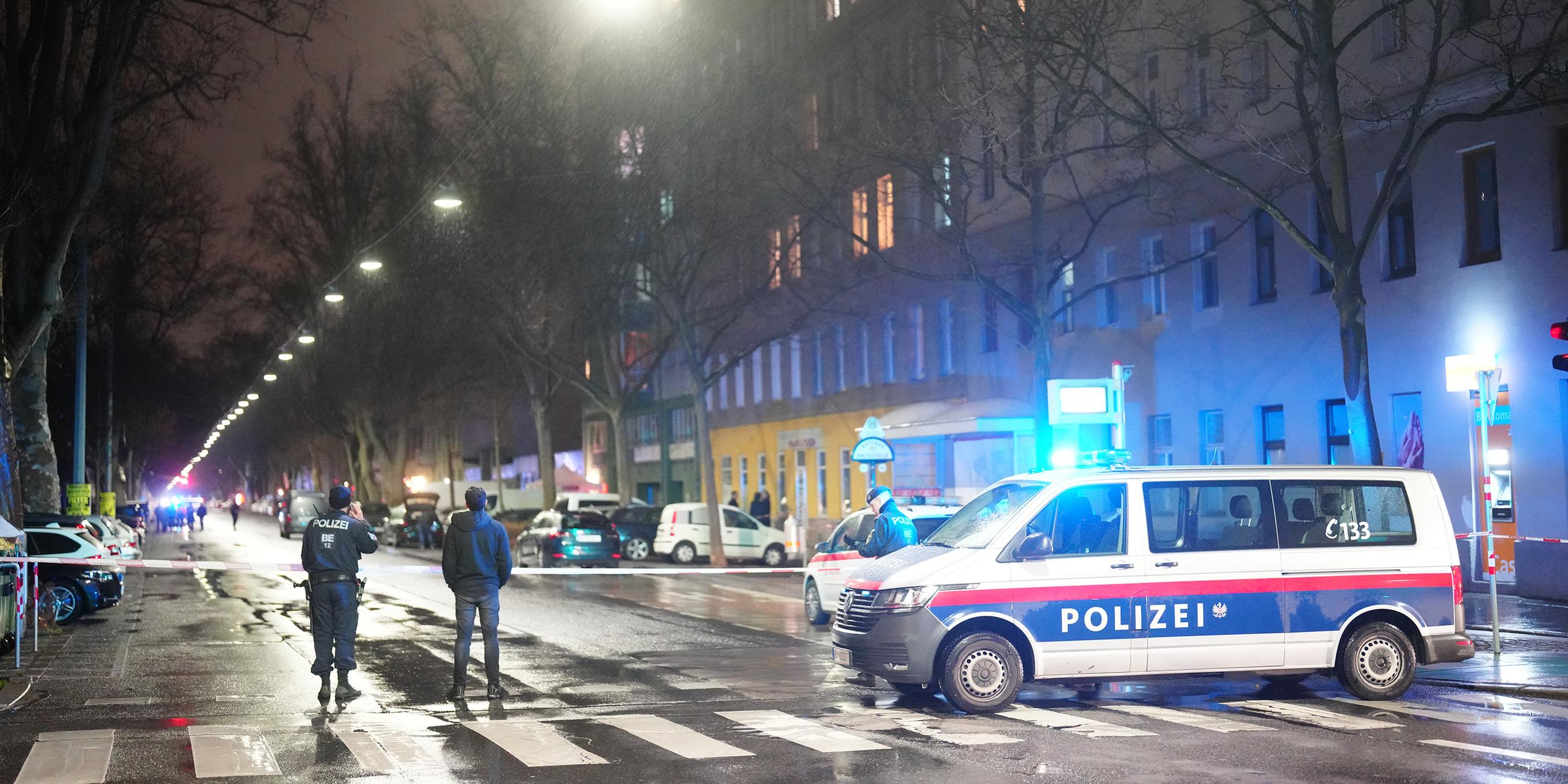 Polizisten ermitteln am Tatort in einem Wiener Bordell