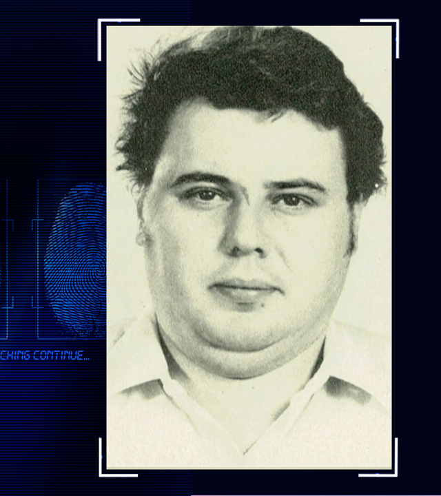 Schwarzweißportraitfoto eines ca. 35 Jahre alten Mannes. Dunkle kurze Haare, lächelt leicht in die Kamera. Links daneben: Lichtschematische Darstellung eines Fingerabdrucks.