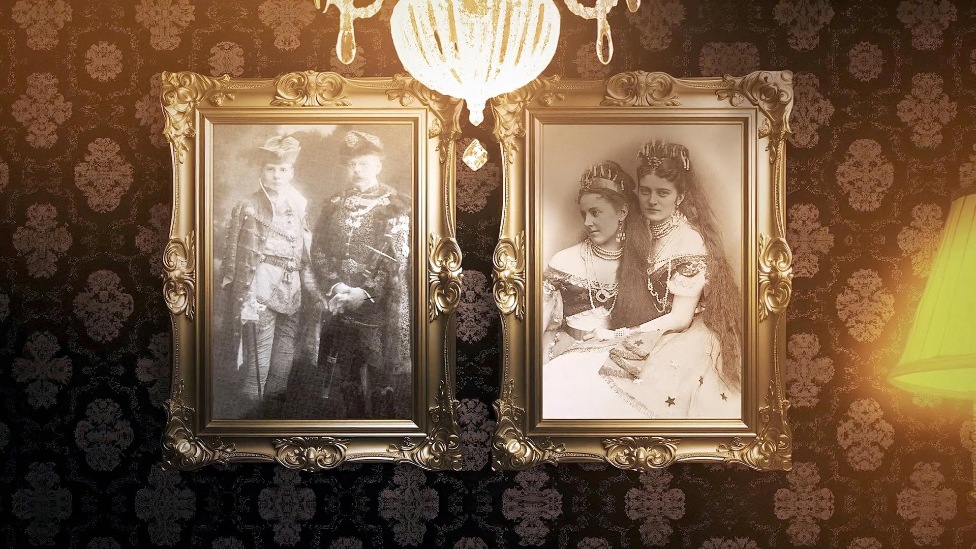 Das Bild zeigt eine ruhige Inneneinrichtung mit zwei gerahmten Fotografien, die an einer Wand hängen. Das linke Foto zeigt einen Mann und eine Frau in formeller Kleidung, wobei der Mann einen Gehstock hält und die Frau eine Tiara trägt. Das rechte Foto zeigt eine Frau in einem langen Kleid und einen Mann im Anzug, beide blicken direkt in die Kamera.