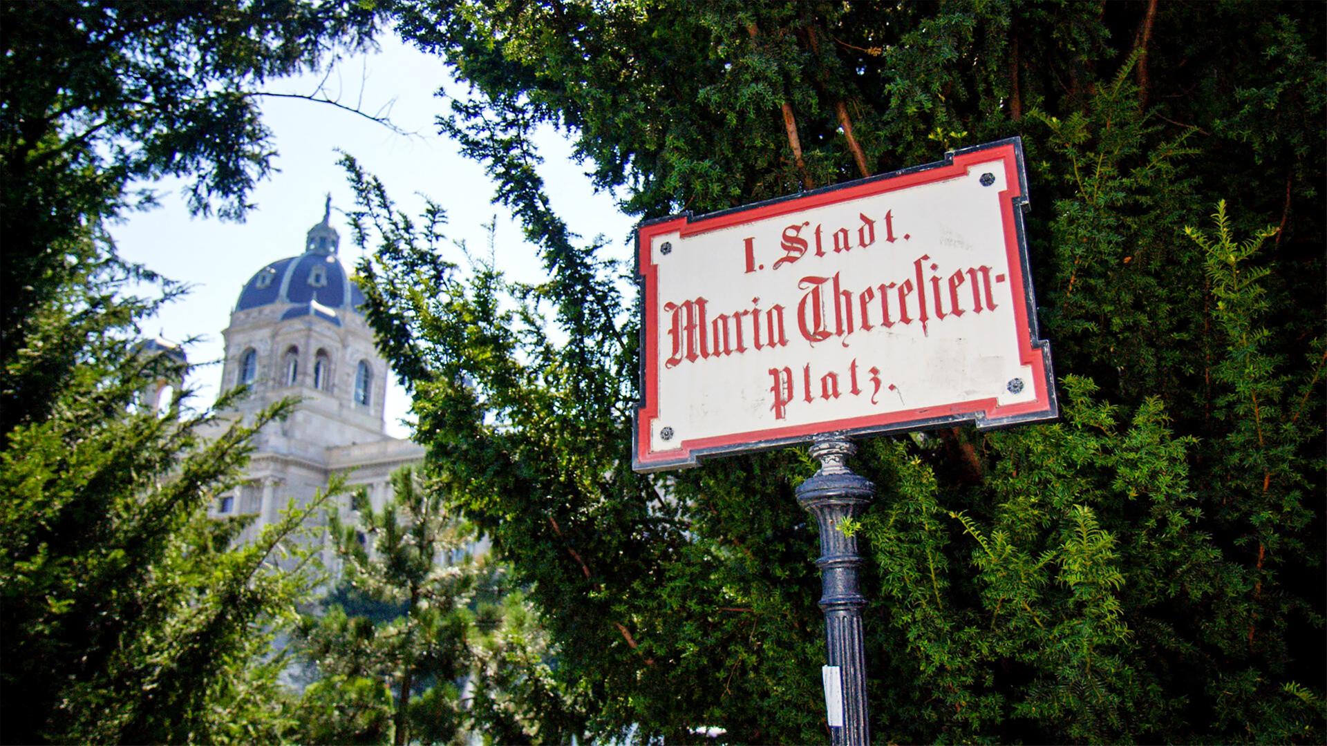 Maria Theresien Platz, Straßenschild