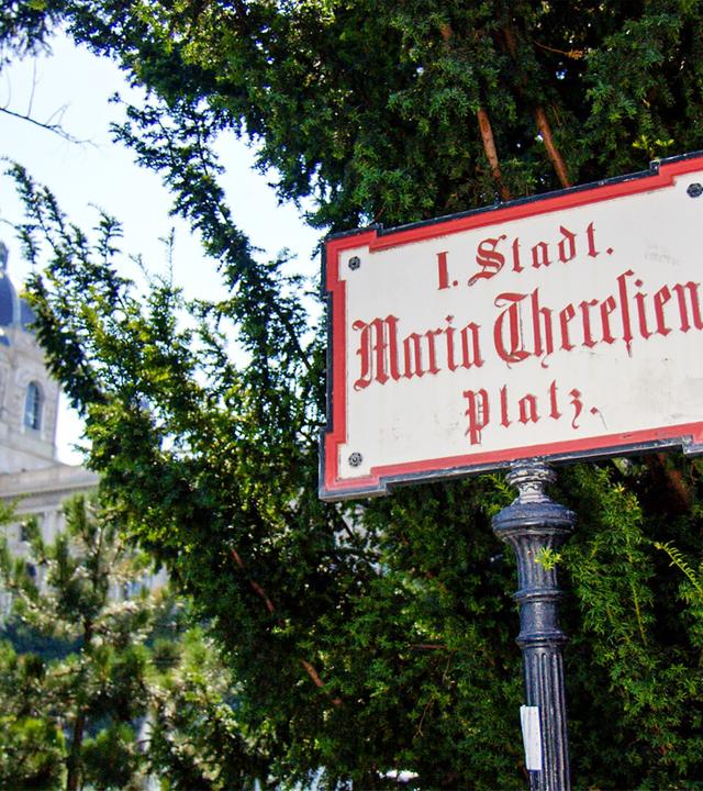 Maria Theresien Platz, Straßenschild