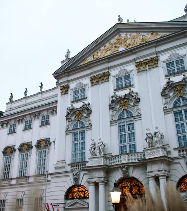 Eine Häuserfront in der Dämmerung