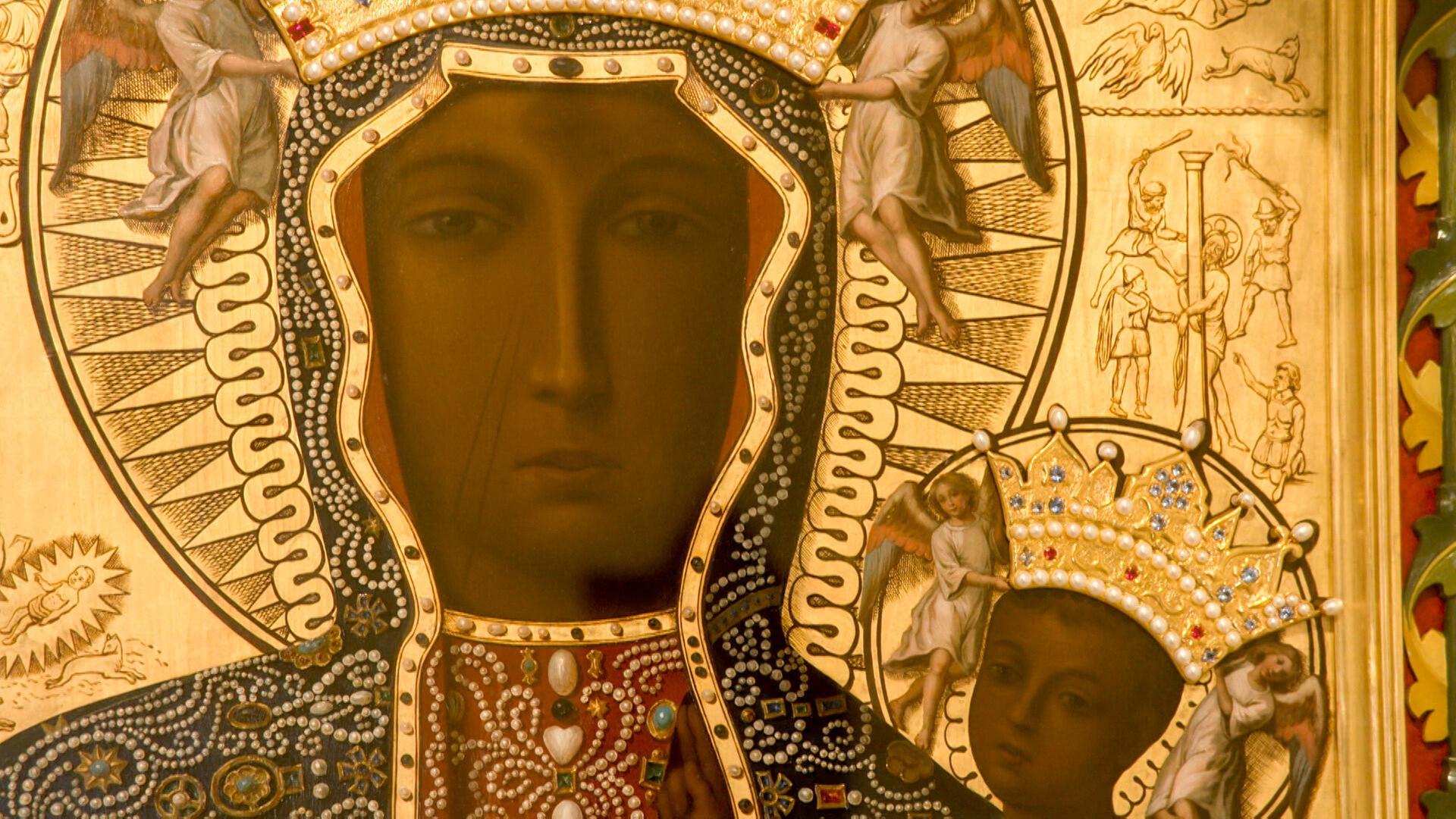 Schwarze Madonna von Tschenstochau in einer Kapelle der St. Josefskirche am Kahlenberg, mit detaillierten Kronen und Engelmotiven.