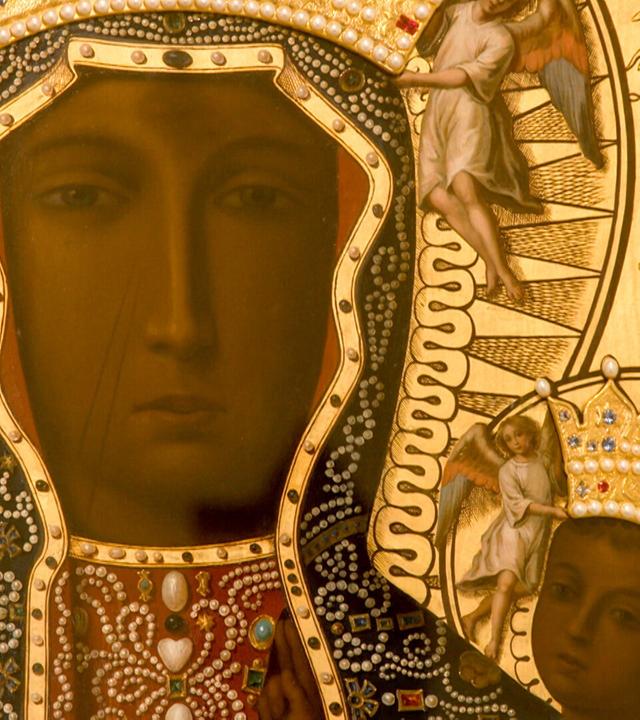 Schwarze Madonna von Tschenstochau in einer Kapelle der St. Josefskirche am Kahlenberg, mit detaillierten Kronen und Engelmotiven.