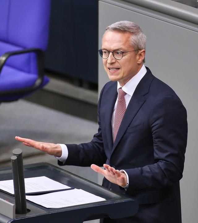 Digitalisierungsminister Karsten Wildberger, parteilos, haelt eine Rede.