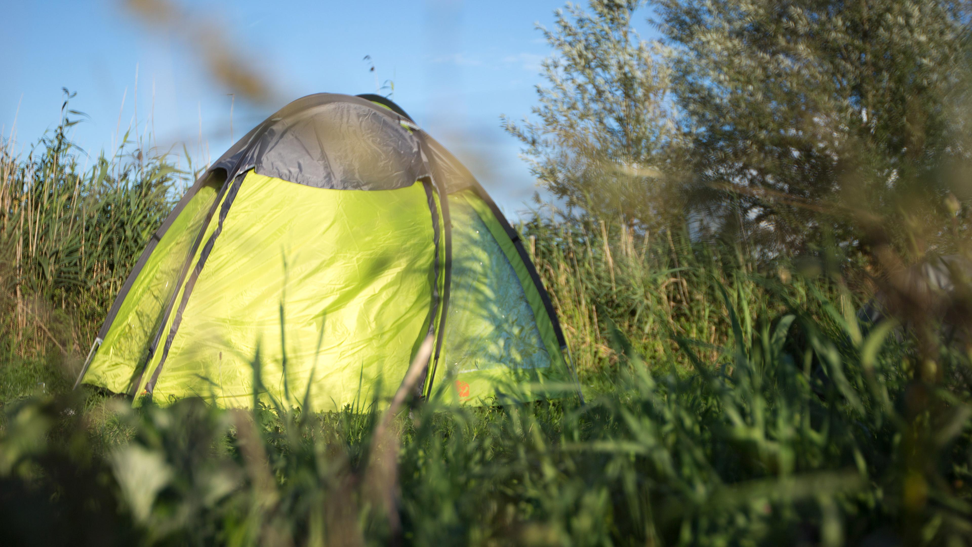 Mecklenburg-Vorpommern, Lärz: Ein Zelt steht auf einem Feld.