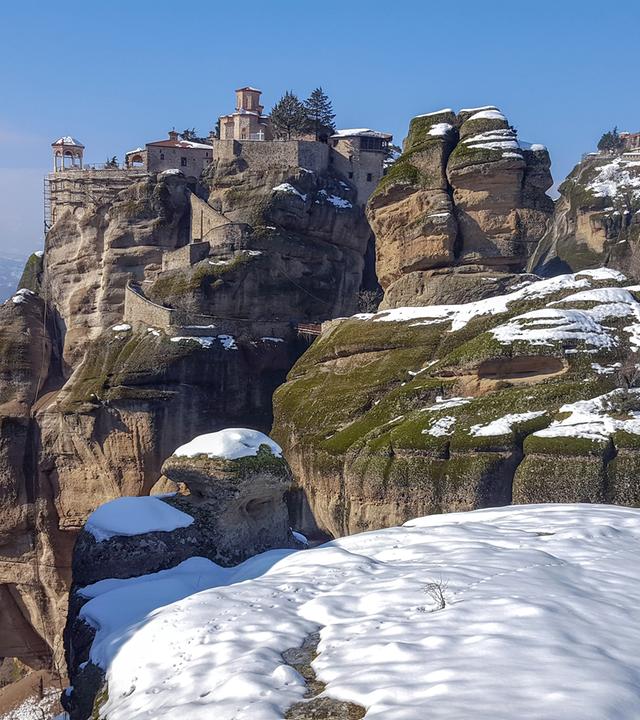 Meteora-Klöster in der Winterlandschaft. Sie liegen östlich des Pindus-Gebirges und sind seit vielen Jahren UNESCO-Weltkulturerbe.